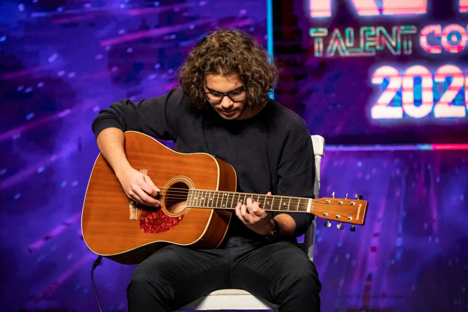Nizar Masadeh performing at the Rise talent show on Roya TV
